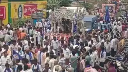ಯಳಂದೂರು: ಪಟ್ಟಣದಲ್ಲಿ ಅಂಬೇಡ್ಕರ್ ಜಯಂತಿ ಅಂಗವಾಗಿ ಅದ್ಧೂರಿ ಮೆರವಣಿಗೆ