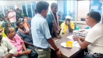 पालोजोरी: सहरजोरी में पूर्व कृषि मंत्री रणधीर कुमार सिंह ने जनता दरबार लगाकर लोगों की समस्याएं सुनी