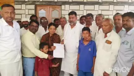 ಮಸ್ಕಿ: ಸಿಡಿಲು ಬಡಿದು ಮೃತಪಟ್ಟ ಹರುವಾಪುರ ಗ್ರಾಮದ ವ್ಯಕ್ತಿಯ ಕುಟುಂಬಕ್ಕೆ ₹5 ಲಕ್ಷ ಪರಿಹಾರ ಚಕ್ ವಿತರಿಸಿದ ಶಾಸಕ ಆರ್.ಬಸನಗೌಡ
