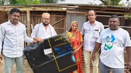 রানিনগর ২: রাণীনগর ২ ব্লক এলাকায় কালবৈশাখীর তাণ্ডবে ক্ষতি গ্রস্থ পরিবার গুলির হাতে পলেঠিন তুলে দেন রানীনগর ২ নাম্বার ব্লকTMC