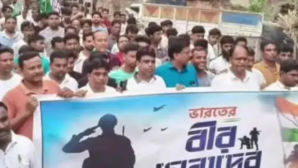 বেলডাঙা ২: ভারতের বীর সেনাদের শ্রদ্ধাজ্ঞাপনে বেলডাঙার ২ নম্বর পূর্ব চক্রের তৃণমূল কংগ্রেস কমিটির পক্ষ থেকে মহামিছিলের আয়োজন