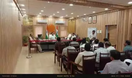 भीटी: जिलाधिकारी ने फैमिली आईडी के प्रगति की समीक्षा की, संबंधित अधिकारियों को दिए कड़े निर्देश