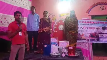 जीवन दान ग्रुप umca faundetion ngo की तरफ से अंजना कोल को 2100रुँ और कुछ उपहार दिये