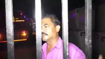 பெரம்பூர்: கொடுங்கையூர் மின்சார வாரிய அலுவலகத்தில் ஏற்பட்ட தீயை அணைக்க வந்த தீயணைப்பு படையினர் மற்றும் செய்தியாளரை ஒருமையில் பேசிய மின் ஊழியர்களால் பரபரப்பு