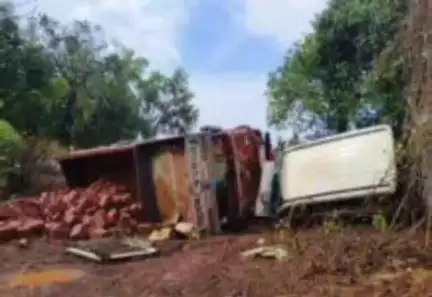 मालवण: देवदर्शन होऊन परतत असताना भाविकांवर काळाचा घाला, विजयदुर्ग तळेरे रस्त्यावर ट्रक कार अपघातात महिला ठार तर ८ जख्मी
