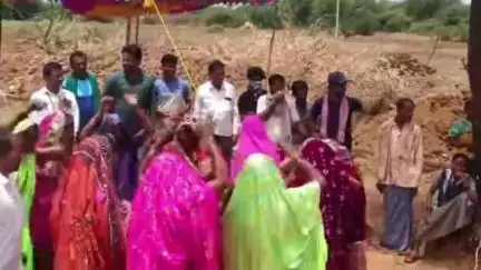ಹರಪನಹಳ್ಳಿ: ಬಂಡ್ರಿ ಗ್ರಾಮದಲ್ಲಿ 'ದುಡಿಯೋಣ ಬಾ ಅಭಿಯಾನ' ಕಾರ್ಯಕ್ರಮ, ಲಂಬಾಣಿ ಮಹಿಳೆಯರಿಂದ ನೃತ್ಯ