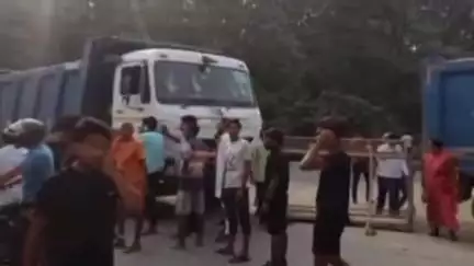 कैंपियरगंज: मरचाहे कुटी के पास डंपर की टक्कर से एक महिला की हुई मौत, ग्रामीणों ने किया चक्का जाम