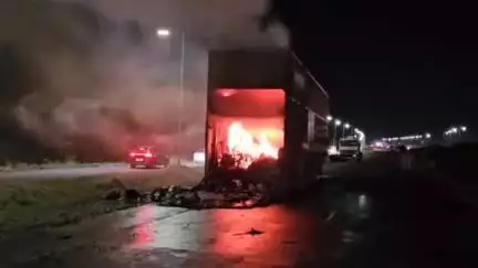 गेवराई: पडशिंगी टोल नाक्याजवळ धावत्या ट्रकने अचानक पेट घेतला यामध्ये ट्रक जळून खाक झाला