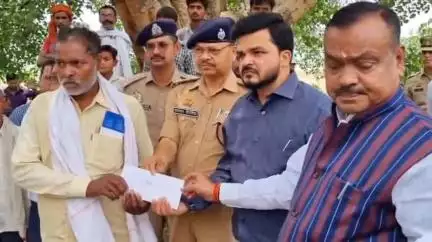 इकौना: बीजेपी विधायक, डीएम और एसपी ने इमलिया में 18 अग्नि पीड़ितों को प्रदान की ₹1.44 लाख की आर्थिक सहायता राशि