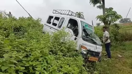 দাঁতন ১: সোনাকনিয়া তে জাতীয় সড়কের ধারে নিয়ন্ত্রণ হারিয়ে উল্টে গেল যাত্রী বোঝাই প্রাইভেট গাড়ি, আহত ৫ জন যাত্রী