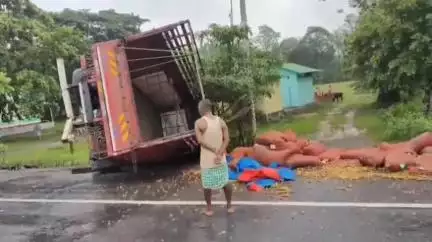 সৃজনগ্ৰাম: অভয়াপুৰীৰ শিঙিমাৰীত ১৭ নংৰাষ্ট্ৰীয় ঘাইপথত দুৰ্ঘটনাত পতিত চোৰাং গৰু ভৰ্তি ট্ৰাক, আৰক্ষী উপস্থিত