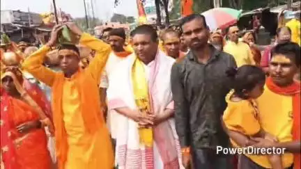 सोनारायठाढ़ी: भंडारो गांव में काली मंदिर प्राण प्रतिष्ठा को लेकर भव्य कलश शोभा यात्रा निकाली गई, पूर्व कृषि मंत्री भी पहुंचे