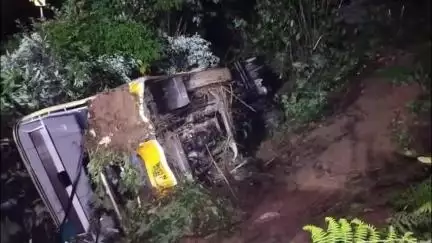 ചാലക്കുടി: വാൽപ്പാറയിൽ ബസ് 20 അടി താഴ്ചയിലേക്ക് മറിഞ്ഞ് അപകടം, 40 ഓളം പേർക്ക് പരിക്കേറ്റു, ഡ്രൈവർക്ക് സാരമായ പരിക്ക്