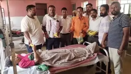 सज्जनगढ़: सज्जनगढ़ सामुदायिक स्वास्थ्य केंद्र पर भाजपा जिलाध्यक्ष पूंजीलाल गायरी के जन्मदिवस पर मरीजों को बांटे गए फल