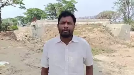 రామారెడ్డి: గంగమ్మ వాగు బ్రిడ్జి పనులను త్వరగా పూర్తి చేయాలని కోరిన రామారెడ్డి గ్రామస్థులు