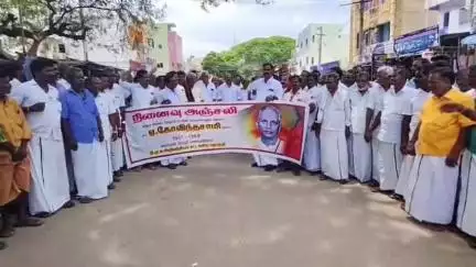 திருக்கோயிலூர்: மணலூர்பேட்டையில் திமுக முன்னாள் அமைச்சர் கோவிந்தசாமியின் 56வது நினைவு நாளை முன்னிட்டு அவரது படத்திற்கு மலர் தூவி மரியாதை செலுத்திய எம்.எல்.ஏ