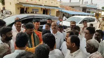 మోటకొండూరు: యాదాద్రి భువనగిరి జిల్లా మూటకొండూరు మండల కేంద్రంలో మంచినీటి శుద్ధీకరణ కేంద్రాన్ని *తెలంగాణ రాష్ట్ర ప్రభుత్వ విప్ బీర్ల ఐలయ్య ప్రారంభించారు ఎమ్మెల్యే కు భారీగా స్వాగతం పలికిన నాయకులు