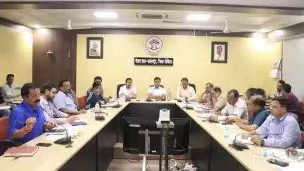 पठारी: ज़िला कलेक्टर ने ज़िले के अधिकारियों को दिए सीएम हेल्पलाइन पर दर्ज शिकायतों के समाधान करने के निर्देश
