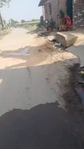 Bilsi गांव अगोल Nala shfai na hone ke karen rood per pani bher gya hi