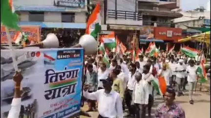 सनावद: सनावद में सेना के सम्मान में निकली तिरंगा यात्रा, देशभक्त तिरंगा लेकर हुए शामिल