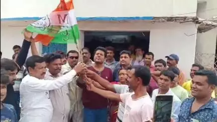 নওদা: নওদায় কংগ্রেস ছেড়ে ব্লক সভাপতির হাত ধরে তৃণমূলে যোগ একাধিক নেতা-কর্মীর