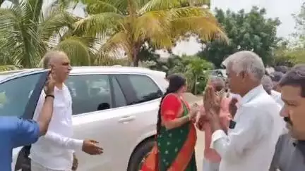 చేగుంట: నూతన వధూవరులను ఆశీర్వదించిన మాజీమంత్రి హరీష్ రావు