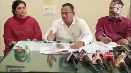 తొర్రూర్: రైతులు అనవసర వదంతులు నమ్మవద్దు, జిల్లా యంత్రాంగం  రైతులకు అండగా ఉంది, తొర్రూర్ లో జిల్లా పారసరఫరాల అధికారి ప్రేమ్ కుమార్