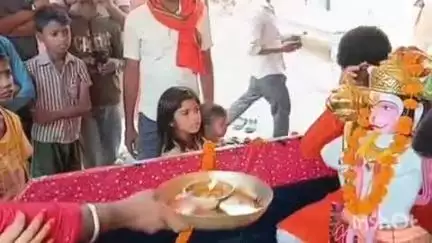हसपुरा: पीरू-मठिया गांव के नवनिर्मित मंदिर में मां देवी की स्थापना एवं श्रीहनुमंत लाल की प्राण प्रतिष्ठा को लेकर हुआ नगर भ्रमण