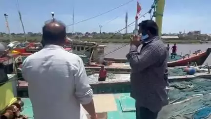 જાફરાબાદ: જાફરાબાદમાં દરિયાકાંઠે અજાણી બોટનો મામલો:ધારાસભ્ય હીરાભાઈ સોલંકોએ પોતાની બોટ કરી પાછળ:કોસ્ટલ ગાર્ડ, મચ્છીમારને આપી સૂચના
