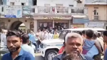 બાવળા: ધોળકા ખાતે ટાવર બજારમાં ધોળા દિવસે છરી અને તમંચાની અણીએ જવેલર્સને લૂંટવાનો પ્રયાશ, એક લૂટારો ઝડપાઈ ગયો