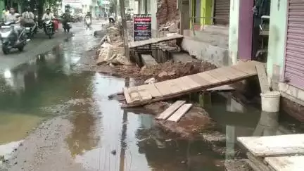உத்தமபாளையம்: காமயக்கவுண்டன்பட்டியில் ஆமை வேகத்தில் நடைபெறும் சாக்கடை கால்வாய் பணியால் தொற்றுநோய் பரப்பும் அபாயம்
