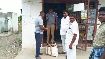 கெங்கவல்லி: கெங்கவல்லி டாஸ்மாக்கில் விற்பனை செய்ய வெளியிலிருந்து மது பாட்டிலில் கொண்டு வந்ததால் பரபரப்பு அதிகாரிகள் விசாரணை