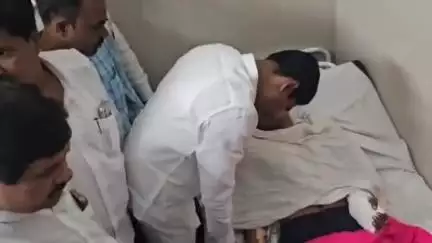 अंबाजोगाई: खासदार बजरंग सोनवणे यांनी शिवराज दिवटे या जखमी तरुणाची अंबाजोगाई शासकीय रुग्णालयात भेट घेऊन दिला धीर