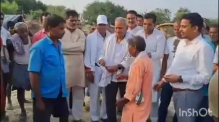 विद्यापति नगर: हरपुर बोचहा के अग्नि पीड़ितों को मिला मुआवजा, सीओ ने चेक वितरित किए