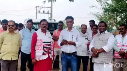 महुआडांड़: विधायक रामचंद्र सिंह ने महुआडांर प्रखंड के परहटोली में सरहुल पूजा में भाग लिया