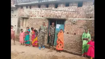 कान्हाचट्टी: 17 सी एल एक्ट के फरार अभियुक्त के घर राजपुर पुलिस ने न्यायालय से जारी इश्तेहार चिपकाया