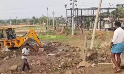 లింగంపేట్: భవానిపేట గ్రామంలో బండరాయి బ్లాస్టింగ్ చేయడంతో పలువురు ఇండ్లు ధ్వంసం