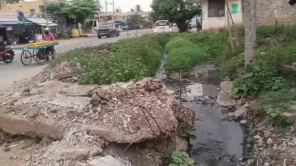 ಹಗರಿಬೊಮ್ಮನಹಳ್ಳಿ: ಪಟ್ಟಣದ ಸಮುದಾಯ ಭವನದ ಮುಂಭಾಗ ಸೂಕ್ತ ಚರಂಡಿ ವ್ಯವಸ್ಥೆಗೆ ಸ್ಥಳೀಯರಿಂದ ಒತ್ತಾಯ#localissue