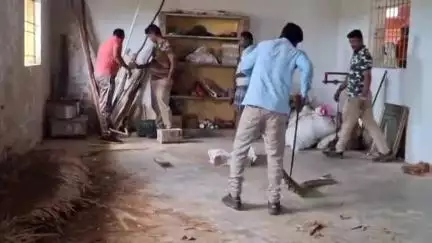 ஊத்துக்கோட்டை: பென்னலூர்பேட்டையில்  11 முட்டைகளுடன் பதுங்கி இருந்த 12 அடி மலைப்பாம்பை வனத்துறையினர் பத்திரமாக மீட்டனர்