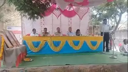 कारंजा: हनवतखेडा ग्रामपंचायत कार्यालय येथे ठाणेदार हिवरकर यांचे उपस्थितीत ज्येष्ठ नागरिकांचा आनंद मेळावा संपन्न