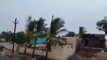 దేవరకద్ర: కౌకుంట్ల మండలం కేంద్రంలో ఈదురు గాలులతో వర్షం ఇబ్బందులు ఎదుర్కొన్న రైతులు