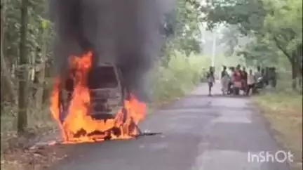 সীমলাপাল: বাদাগেড়িয়া ও কৃষ্টপুর গ্রামের মাঝে শাল জঙ্গলে আগুনে পুড়ল গাড়ি, গাড়ি থেকে নেমে পালিয়ে বাঁচলেন চালক