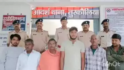 तुरकौलिया: तुरकौलिया पुलिस ने सोशल मीडिया पर हथियार लहराने वाले युवक समेत 6 लोगों को गिरफ्तार कर रविवार को न्यायिक हिरासत में भेजा