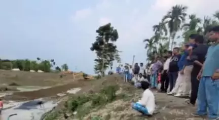 বাঘবৰ: জলসম্পদ বিভাগৰ অসমৰ মুখ্য অভিযন্তা ভাস্কৰ শৰ্মাৰ নেতৃত্ব এটা দলে দংৰাত ব্ৰক্ষ্মপুত্ৰৰ খহনীয়া পৰিদৰ্শন কৰে