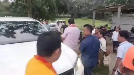 তামুলপুৰ: তামুলপুৰত উপস্থিত কেবিনেট মন্ত্ৰী জয়ন্তমল্ল বৰুৱা।দলীয় নেতৃত্বৰ বিটিআৰ নিৰ্বাচন সংক্ৰান্ত আলোচলা