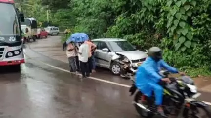 ಸುಳ್ಯ: ಆರಂತೋಡಿನಲ್ಲಿ ತಿರುವಿನಲ್ಲಿ ಕಾರುಗಳ ಮಧ್ಯೆ ಪರಸ್ಪರ ಡಿಕ್ಕಿ