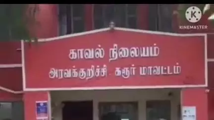 அரவக்குறிச்சி: மணல்மேடு பேருந்து நிறுத்தம் அருகே கார் மீது இருசக்கர வாகனம் மோதி விபத்து மருத்துவர்கள் உள்ளிட்ட 4 பேர் காயம்