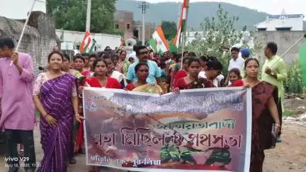 সাঁতুড়ি: পহেলগাঁও হত্যা কাণ্ডের প্রত্যাঘাতে ভারতীয় সেনা জওয়ানদের প্রতি জাতীয়তাবাদী অভিনন্দন জানিয়ে তৃণমূলের মিছিল