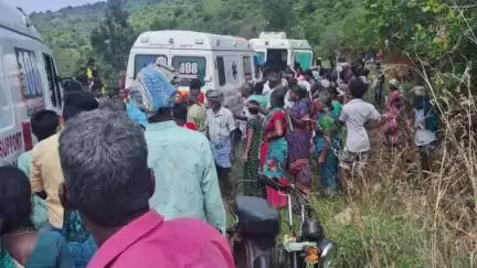 துறையூர்: துறையூர் அருகே வல்லம் கோவிலுக்கு சென்ற வேன் ஓட்டுநர் கட்டுப்பாட்டை இழந்து சாலையோரம் கவிழ்ந்து 13 பேர் காயம்
