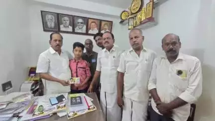 உத்திரமேரூர்: சாலவாக்கம் எம்எல்ஏ அலுவலகத்தில் பத்தாம் வகுப்பு பொதுத் தேர்வில் 495 மதிப்பெண் பெற்ற மாணவனை உத்திரமேரூர் எம்எல்ஏ பாராட்டினார்